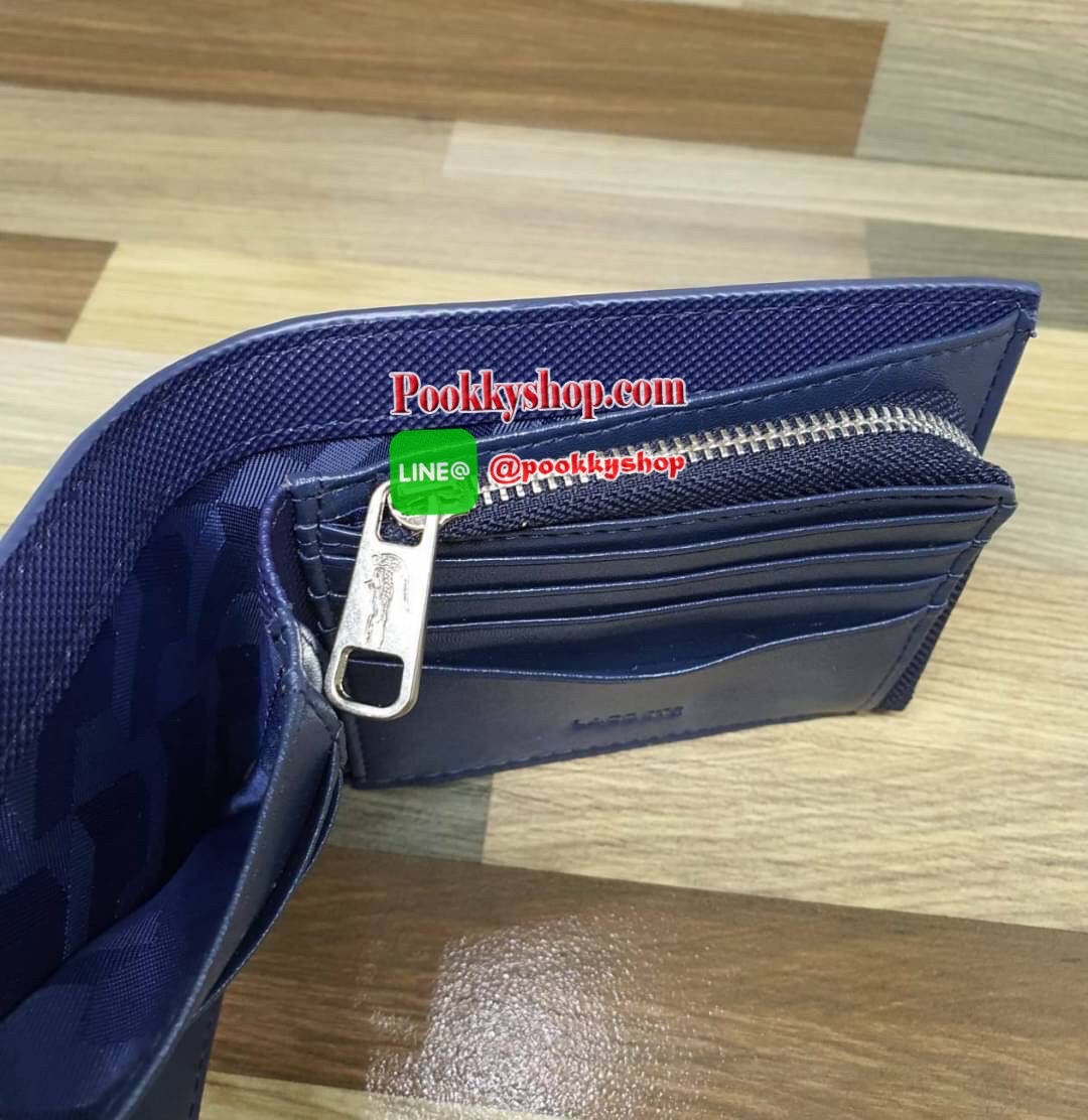 ลาคอส MEN'S CHANTACO LEATHER WALLET กระเป๋าสตางค์คุณภาพดี แบบพับสองตอนสำหรับคุณผู้ชาย มีช่องใส่บัตรถึง 8 ช่อง และช่องใส่ธนบัตรแยกเป็นสัดส่วน มาพร้อมลูกเล่นมีช่องซิปโค้งใส่เหรียญเก๋ๆด้านใน หัวซิปปั๊มแบรนด์ สวยน่าใช้ห้ามพลาดเลยค่า