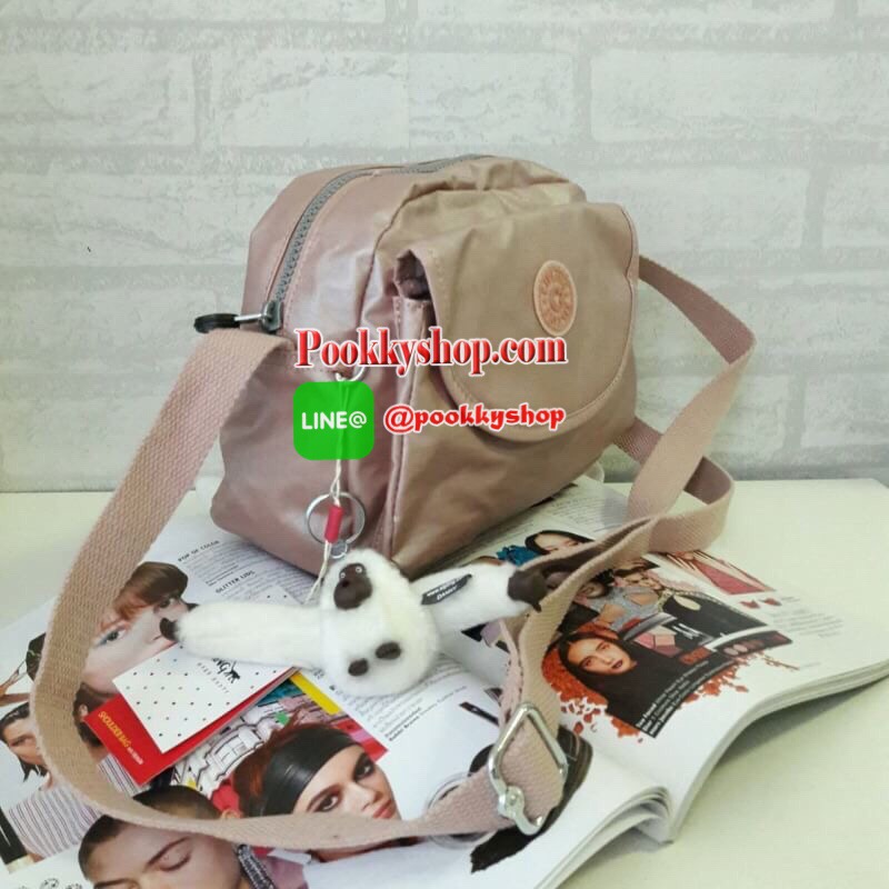 พร้อมส่ง KIPLING mini handbag k15313 กระเป๋าสะพายสุดน่ารัก ด้วยทรงกระเป๋าที่แสนจะน่ารัก มีความโค้งมน ขนาดกำลังดี ใช้งานง่ายๆในทุกวันของคุณ มีช่องด้านหน้าเปิดปิดง่ายด้วยตีนตุ้กแก และช่องอเนกประสงค์ปิดมิดด้วยซิป พร้อมพวงกุญแจน้องลิงอันเป็นเอกลักษณ์ของแบรนด์