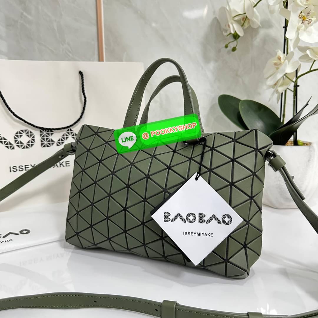 Bao Bao issey Miyake Tonneau Small Matte Bao Bao Issey Miyake รุ่น TONNEAU (ทอนโนะ) กระเป๋าทรง Boston Bag ที่โดดเด่นด้วยลายแพทเทิร์น 3 เหลี่ยมด้านเท่าเรียงต่อกัน ทำให้กระเป๋าใบนี้มีความโดดเด่นทั้งในเรื่องของดีไซน์ที่ทันสมัย และการใช้งานที่ครบทุกฟังก์ชั่น