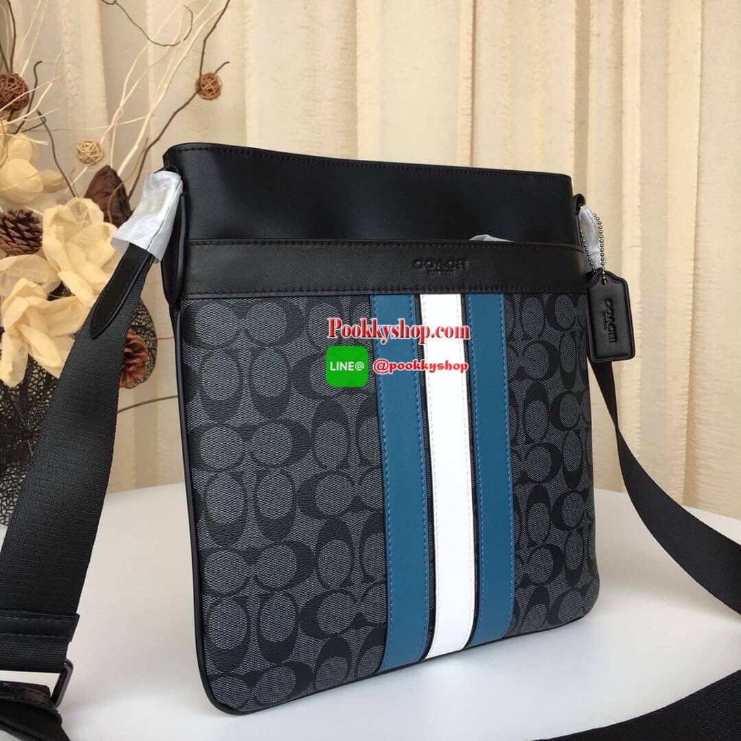 Brand : Coach CHARLES CROSSBODY IN SIGNATURE CANVAS WITH VARSITY STRIPE Detail : กระเป๋าสะพาย Coach นูน ผู้ชาย ลายsignature ทรงสีเหลี่ยผืนผ้า สามารถใส่ipad ได้ ภายในกว้าง มีช่องเล็กๆหลายช่องพร้อมมีช่องซิปเล็ก 1 ช่อง กระเป๋าทรงรูป สามารถตั้งได้ มีสายาะพายย