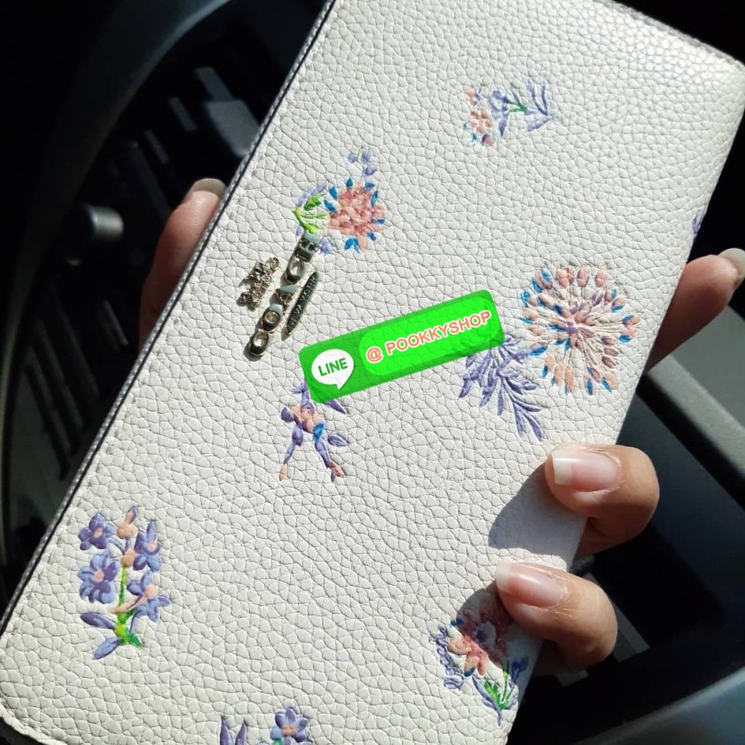 COACH 69832 ACCORDION ZIP WALLET WITH MEADOW PRAIRIE PRINT กระเป๋าสตางค์ใบยาวซิปรอบ ลายดอกไม้น่ารักมากเว่อร์!! ลวดลายตัดกับสีชอล์กได้อย่างลงตัว ดูละมุนน่าใช้ วัสดุหนัง pepble สวยทนทาน ใส่มือถือได้ ใส่ธนบัตรได้ทุกชนิด ใส่บัตรได้เยอะไปอีก!! จุๆแบบนี้ ราคาดี
