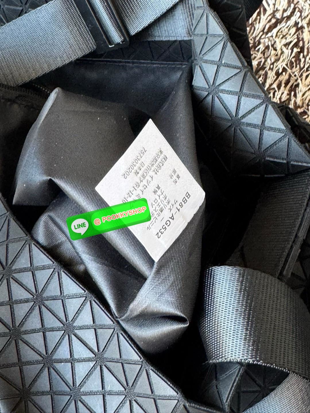 Baobao Issey Miyake Cart geometric L tote bag รูปทรงที่สร้างขึ้นโดยบังเอิญ' เสื้อผ้าที่มีโครงสร้างและได้รับการออกแบบทางวิศวกรรมอันเป็นเอกลักษณ์ของแบรนด์ ส่งต่อไปยังเครื่องประดับที่น่าประทับใจและไร้กาลเวลาเหล่านี้ กระเป๋าโท้ต Cart ประดิษฐ์ขึ้นจากการตั