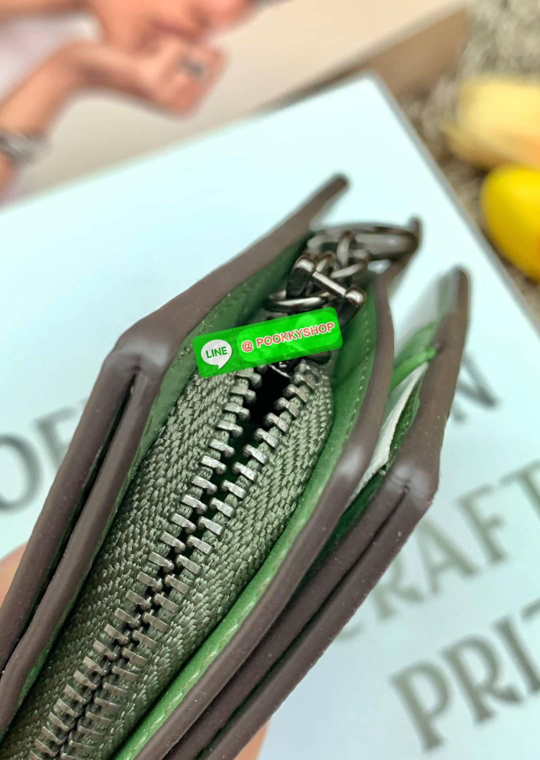 COACH SNAP WALLET ((8704//6941)) 🌍พร้อมส่ง ห้ามพลาด ก่อนหมดค่ะ! ✔️กระเป๋าเงินใบสั้น หนังแท้ แต่ละสีปริ้นลายได้สวยงาม แตกต่างกันไปค่ะ ✔️เปิด-ปิดกระเป๋าแบบกระดุม ภายในมีช่องใส่ธนบัตรตามยาว และช่องเสียบบัตร5ช่อง//มีช่องซิปแยกฝั่งห้อยด้ว