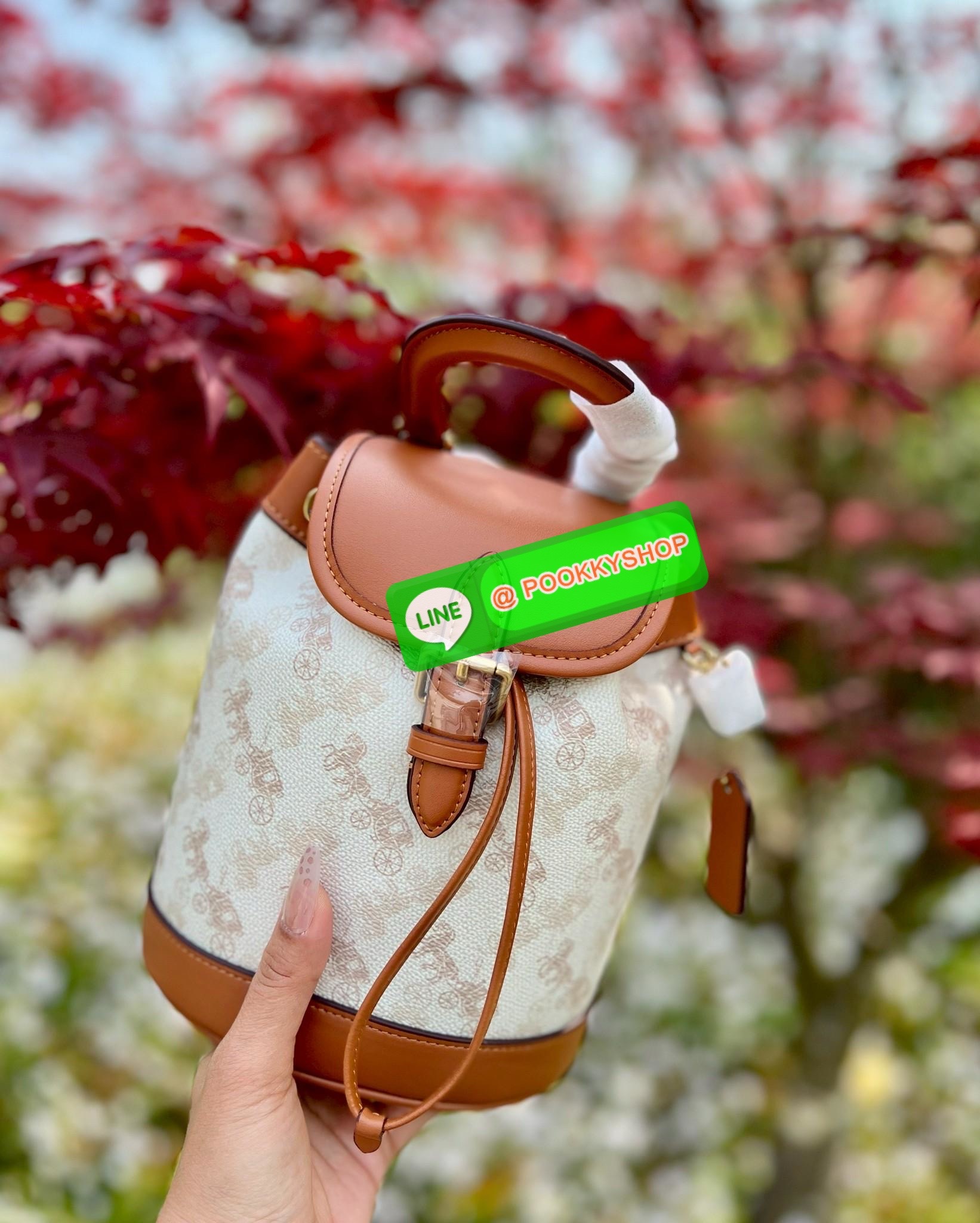 NEW ARRIVAL! **สินค้าเข้าใหม่** COACH HARPER BACKPACK WITH HORSE AND CARRIAGE PRINT ((CAM31)) 🔖พร้อมส่งใหม่ล่าสุด! กระเป๋าสะพายมีหูหจับด้านบน ที่สามารถพกพาไปไหนมาไหนได้ตลอดเวลา หนังแท้อย่างดีนิ่มสวย((หนังไม่แข็งทื่อนะคะ))ตัวกระเป๋าปริ้นท์ลายรถม้าอ