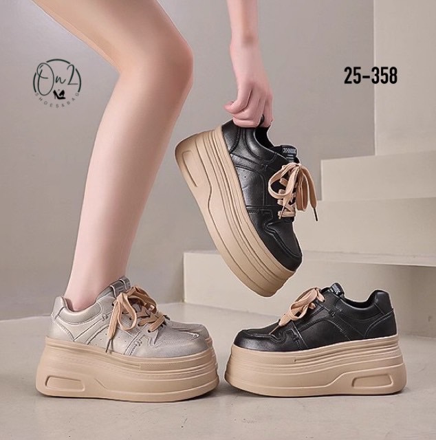 รองเท้าผู้หญิงทรง Sneaker Platform เสริมส้นแบบหนา ดีไซน์แฟชั่นล้ำสมัย ใส่แล้วขาดูยาว หุ่นเพรียวขึ้นทันที น้ำหนักเบา เดินง่ายไม่เมื่อย เข้ากับฤดูนี้สุดๆ! เพราะใส่คู่กับกางเกงขายาวหรือกระโปรงก็โดดเด่น แมทช์เสื้อหนาว เสื้อแขนยาวได้ลงตัว เพิ่มลุคให้ดูสตรีทแฟช