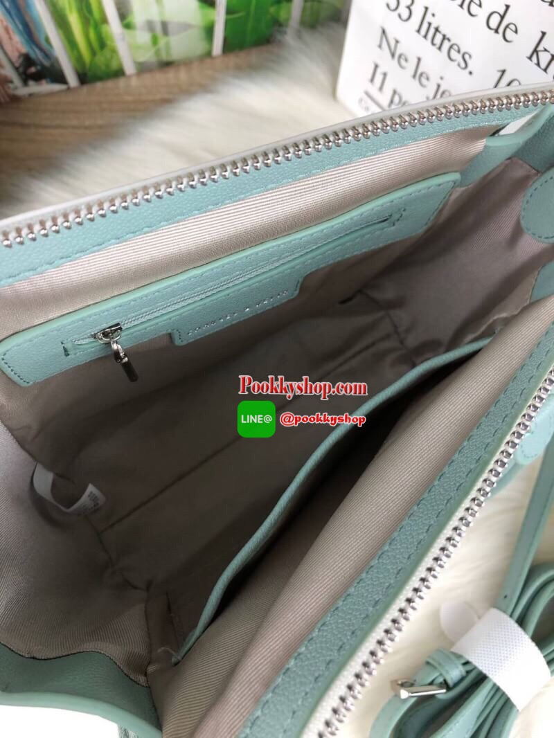NEW!! รุ่นใหม่ชนช็อป CHARLES & KEITH TOP HANDLE TRAPEZE BAG กระเป๋าถือ/สะพายอยู่ทรง รุ่นนี้เล่นดีเทลตัวกระเป๋าสองสี มีปั๊มโลโก้แบรนด์ พร้อมพวงกุญแจหนัง รุ่นนี้มีหมุดรองฐาน 4 มุม เปิดปิดด้วยซิป จุของได้ดี๊ดี น้ำหนักเบา มาพร้อมสายสะพายยาวถอดและปรับสายได้เหม