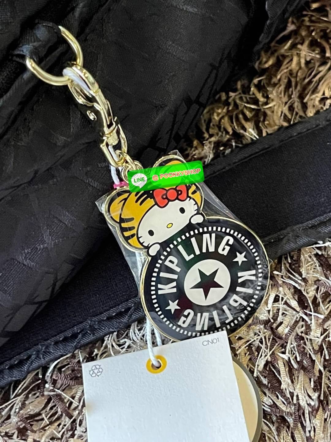 Mini Kipling Delia Mini Hello Kitty Backpack หากคุณกำลังตามหากระเป๋าเป้ที่มีขนาดกำลังดี ดีไซน์สวยเก๋ และโดดเด่นไม่ซ้ำใคร เราขอแนะนำกระเป๋ารุ่นนี้ที่เป็นการคอลแลปส์ระหว่าง 2 แบรนด์ มาพร้อมสีดำที่ทำจากวัสดุคุณภาพดี ทนทาน และป้องกันกระเป๋าเปื้อนง่าย ซึ่งนอกจ