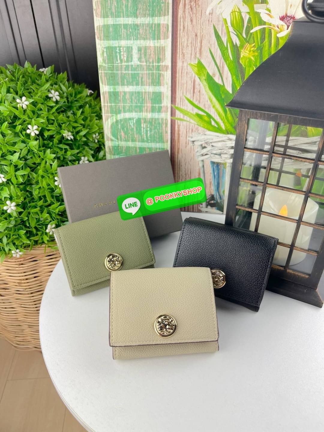 Charles & Keith Blair Metallic-Accent Short Wallet กระเป๋าสตางค์รูปทรงสี่เหลี่ยมจัตุรัส ดีเทลเด่นที่ตัวโลหะด้านหน้า ตัวกระเป๋าพกพาง่ายจะใส่ในกระเป๋าสะพายก็ไม่เปลืองพื้นที่ ดีไซน์สวยดูหรูหราด้วยการตกแต่งกระดุมโลหะสีทอง มีช่องใส่เหรียญ ช่องใหญ่เปิดปิดแบบกระ
