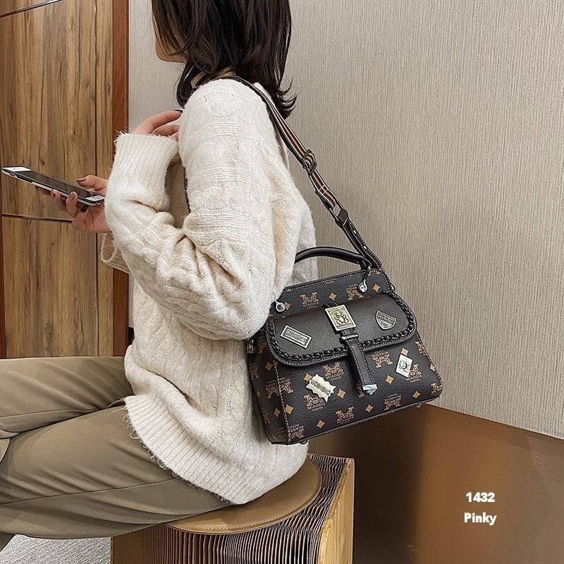 พร้อมส่ง กระเป๋าสะพาย 1422 งานนำเข้าสุดชิค หนัง pu เกรดดีเยี่ยม. มีสายให้ 2 สาย. ขนาดกำลังดี จุของได้เยอะ ด้านหน้าแต่งเก๋งานสวยอยู่ทรง มาน้อยรีบจับจอง