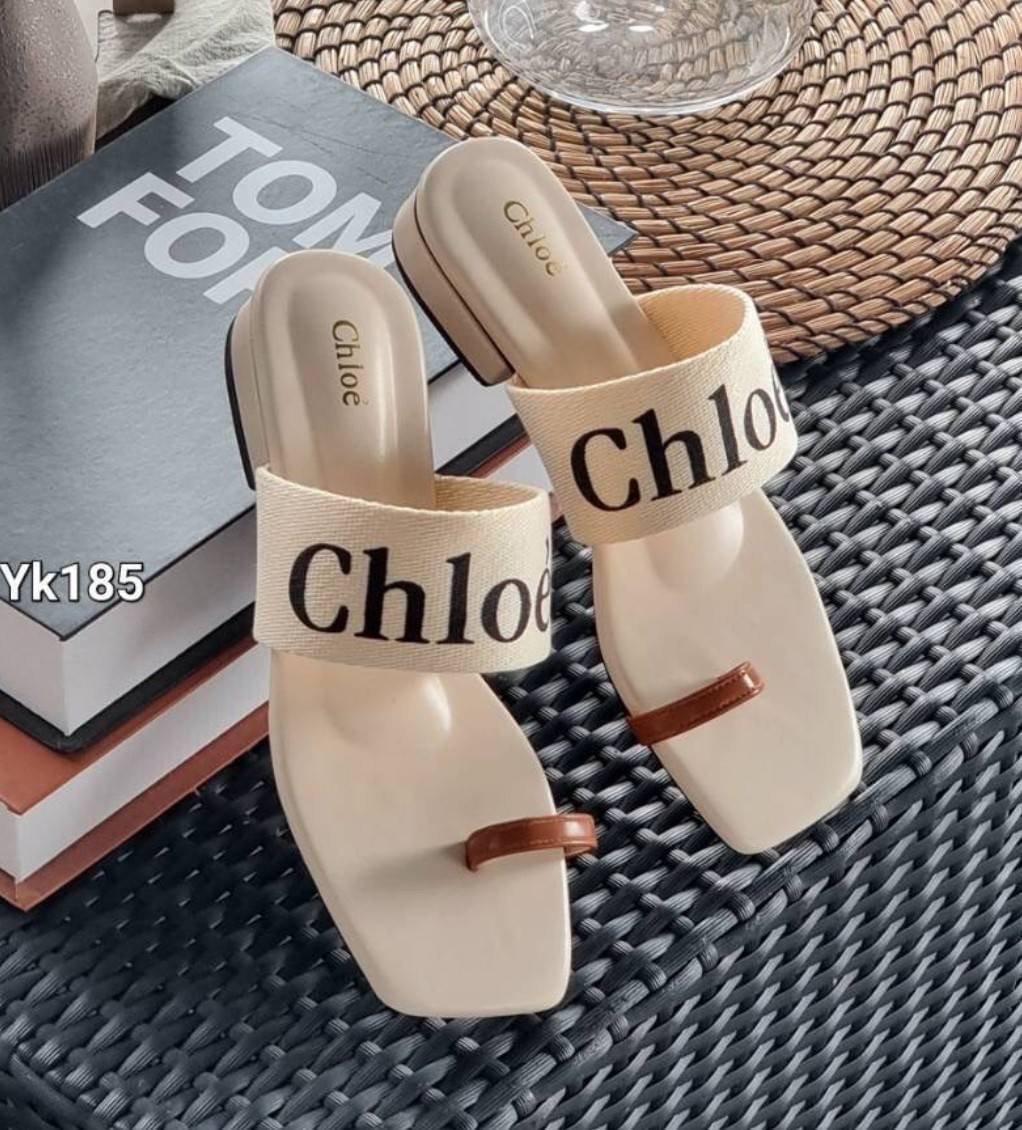 แบบเข้าใหม่ รองเท้า Chloe’ เสริมส้นนิด น่ารักมากค่ะ พื้นปั้มแบรนด์ มีกล่องเรียบ