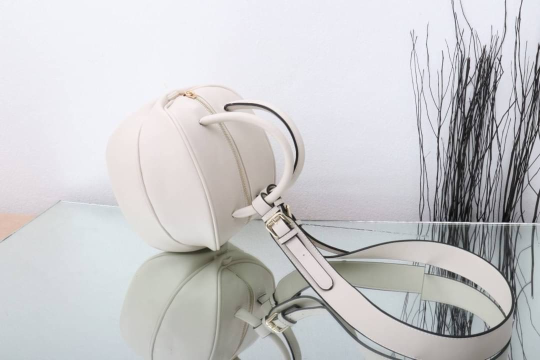 กระเป๋าลูกมะเฟืองยอดฮิต ดาราเซเลปใช้กันเยอะมาก งานตั้งใจผลิตกว่าจะได้มา แก้งานข้ามปี หลายรอบเพื่อความเป๊ะ งานสวยหนังสวย แถมฟรี!! ที่ห้อยลายดอกไม้ โอ้ย!!สวยเป๊ะขนาดนี้จะพลาดได้งัย