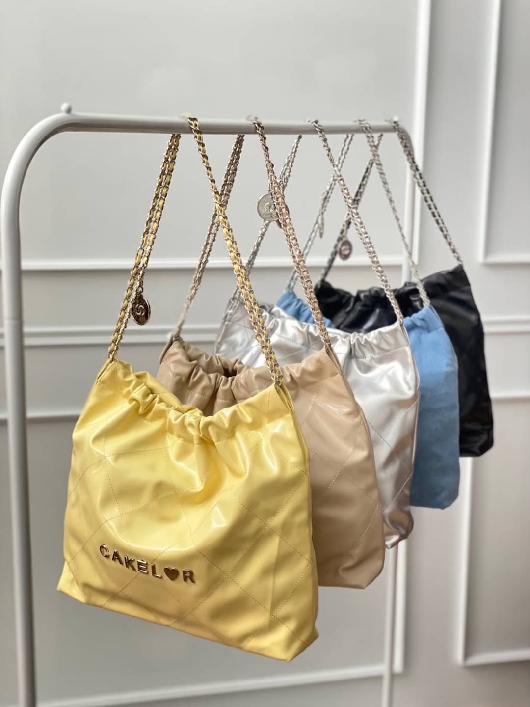 COCO Crush กระเป่าสะพายทรงขนมจีบสไตล์แบรนด์ ใบใหญ่จุใจ ยวบๆ สวยมากกก กระเเสแรงสุดๆ ตอบโจทย์การใช้งาน จุของได้สาระพัดสิ่ง ตัวหนังเป็น Pu Leather คุณภาพดีมากกค่ะ สายสะพายเป็นโซ่พันหนัง มีกระเป๋าจิ๋วพ่วงมาด้วย ถอดเเนกใช้ได้ค่ะ หิ้วได้ 2 ด้านค่ะ อีกด้านไม่มีต