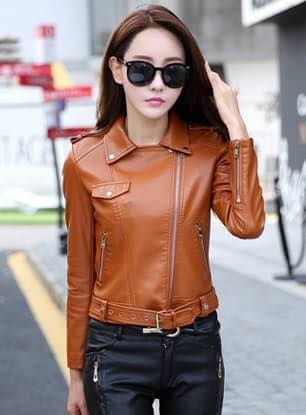 เสื้อผ้าแฟชั่นนำเข้า : เสื้อแจ็คเก็ต เสื้อหนังแฟชั่น พร้อมส่ง สีน้ำตาล ตัวสั้น หนัง PU คุณภาพงานพรีเมี่ยม งานเหมือนแบบ 100 % ค่ะ คอปกโฉบเฉี่ยว แขนยาว แต่งซิบรูดปลายแขน สุดเท่ห์ แต่งสายคาดเอวสุดเก๋