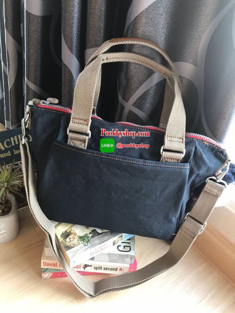 Kipling women’s amiel handbag (k15371) กระเป๋าถือหรือสะพายข้างได้ วัสดุpolyamide100%เปิดปิดกระเป๋าแบบซิปเดียว ภายในมีฐานกว้าง มีช่องซิป ช่องเล็กแยกเป็นสัดส่วนพร้อมสายห้อยกุญแจ ด้านหลังกระเป๋ามีช่องซิปยาวหนึ่งช่องใช้งานได้จริง มาพร้อมสายสะพายถอดออกได้ ปรับ