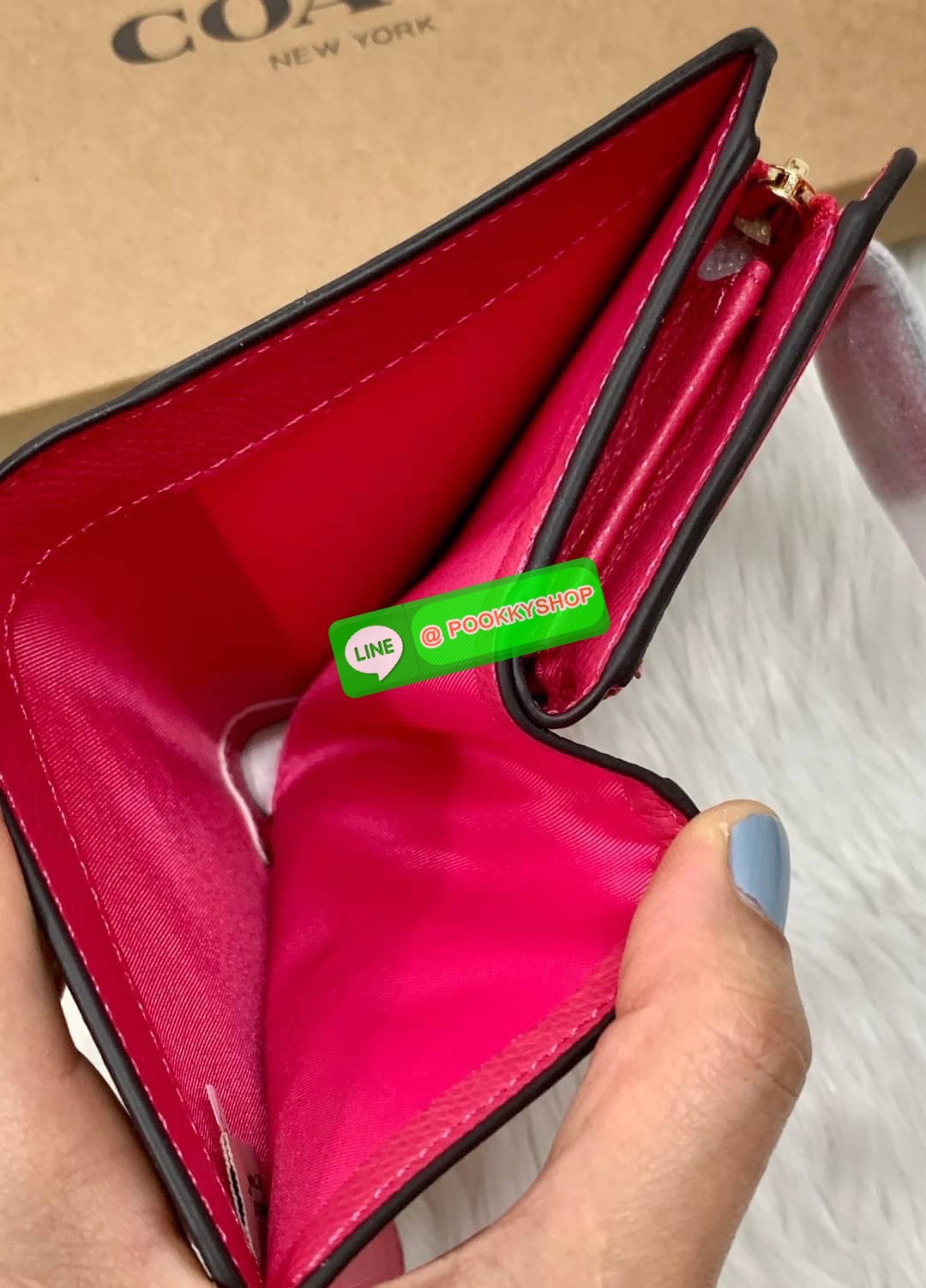 COACH MEDIUM CORNER ZIP WALLET IN SIGNATURE CANVAS ((53562)) 💋กลับมาอีกครั้งค่ะ! กระเป๋าเงินใบกลางหนัง pvc canvas สวยงามค่ะ เปิดปิดช่องหลักด้วยกระดุมภายในมีช่องเสียบบัตรได้ถึง10ช่อง ช่องใส่ธนบัตรหนึ่งช่อง; และช่องซิปสำหรับใส่เหรียญอีกสองช่อง แยกสั