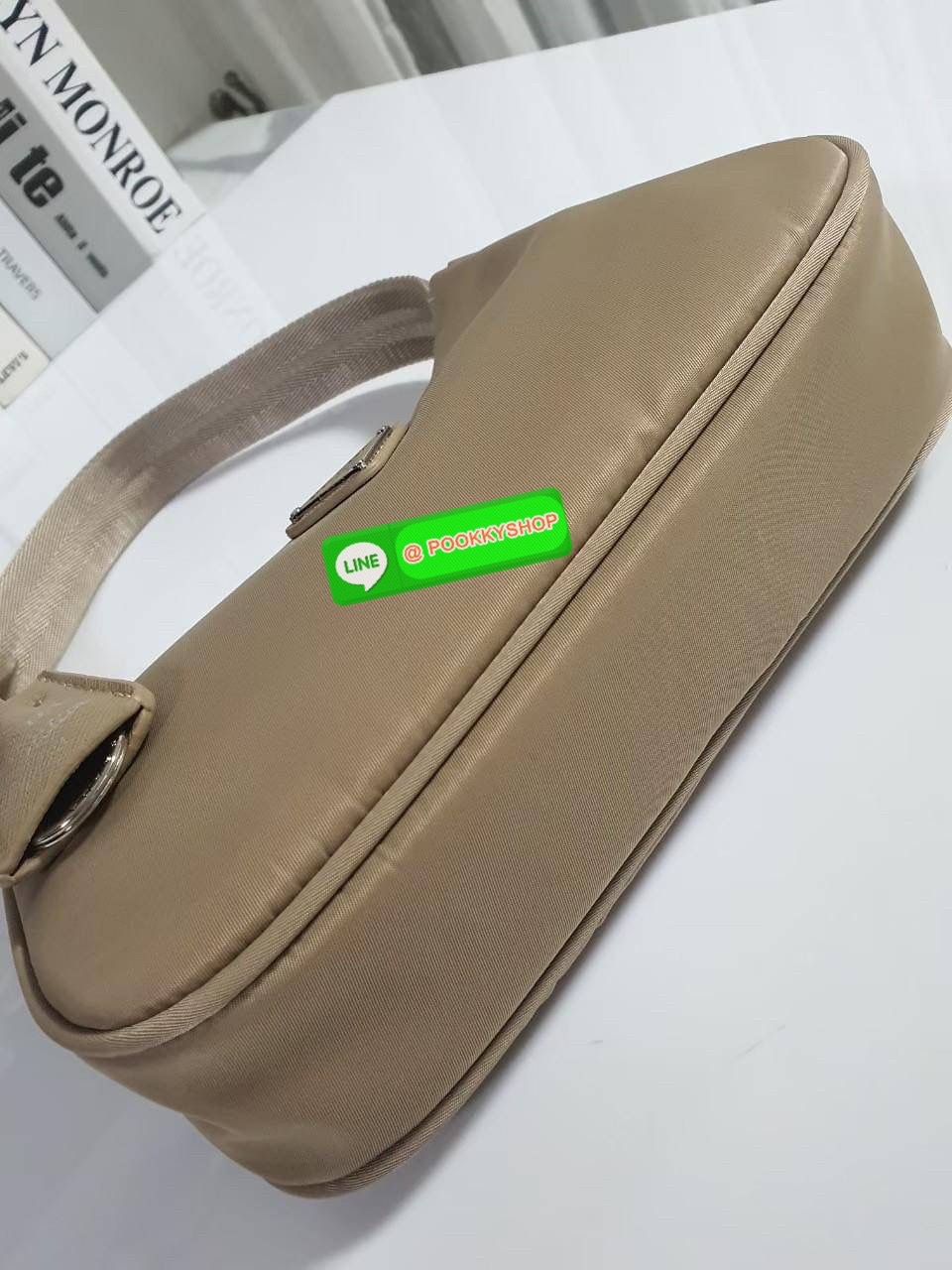 รุ่นใหม่แนะนำ!! รุ่นขายดีในตำนานค่ะ กับงานพรีเมี่ยมกิ้ฟท์ PRADA NYLON HANDBAGS ขนาดกะทัดรัด #อะไหล่เงิน วัสดุทำจากผ้าNylon อย่างหนา อยู่ทรง กันน้ำได้ หายห่วงคะ ด้านหน้ามีโลโก้แบรนด์ เปิดปิดด้วยซิป มาพร้อมสายผ้า ไม่สามารถถอดได้ ภายในบุผ้าลายPrada และป้ายโล