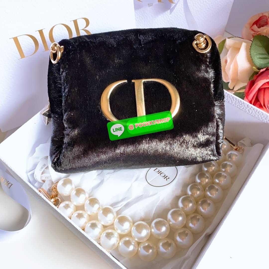 น่ารักไม่ไหว ใบจริงสวยมากไม่สวยมาด่าได้เลยค่ะ 🌸🌸 Dior Cosmetics bag 💯💯 Dior กระเป๋าขาว CD อะไหล่ทอง ผ้านุ่มเงา สวยวิ๊บ ตัวกระเป๋ามาพร้อมถุงกระดาษDior