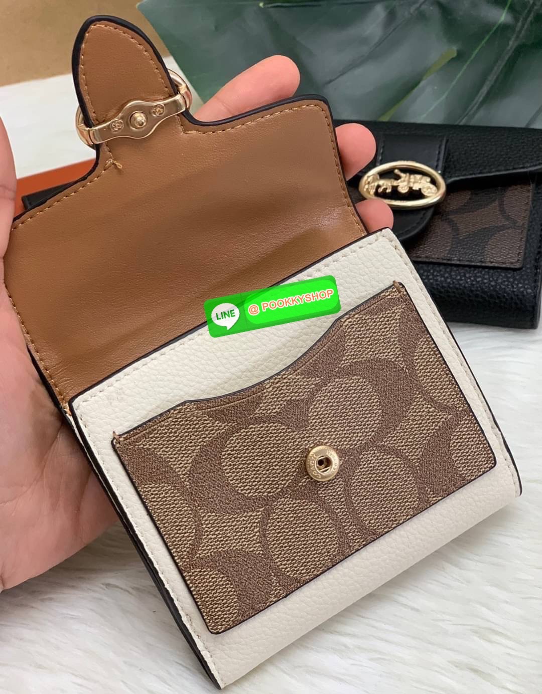 COACHGEORGIE SMALL WALLET IN SIGNATURE ((6791//7250) พร้อมส่ง!! กระเป๋าเงินใบสั้น หนังแท้ชั้นดีค่ะ! 🌈ด้านหน้าสวยหรูด้วยอะไหล่โลโก้แบรนด์ พร้อมเป็นช่องกระดุมสำหรับใส่เหรียญและช่องเสียบบัตรหนึ่งช่องนะคะ