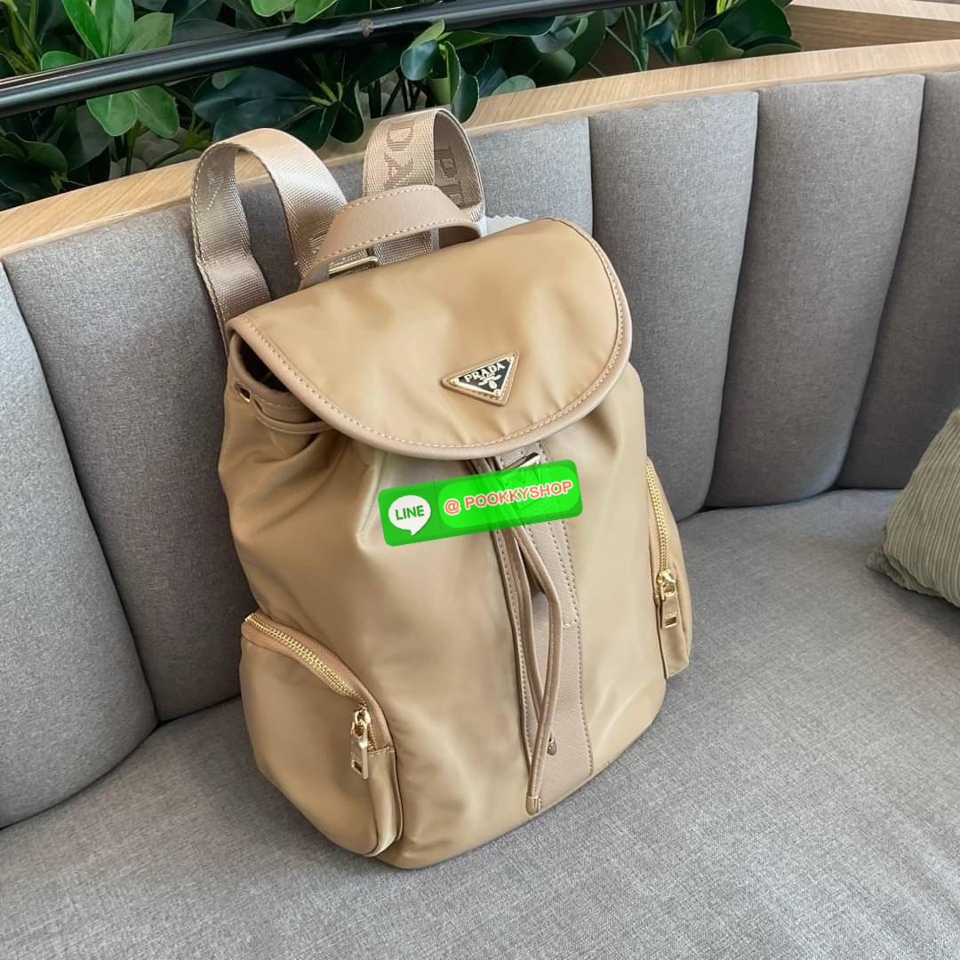 NEW ARRIVIAL กระเป๋าเป้ทรงสวย Prada Nylon Backpack With Pocket วัสดุผ้าไนล่อน กันน้ำเนื้อหนาอย่างดี ใบนี้ ดีไซต์สวยเก๋ เป้แบบหูรูด ทรงสวยน่ารัก อะไหล่ทองทั้งใบ เปิดปิดด้วยกระดุมแม่เหล็ก ด้านข้างมีกระเป๋าอีก 2 ช่อง ด้านในมีป้ายโลโก้บุด้วยผ้าแบรนด์หนาอย่างด