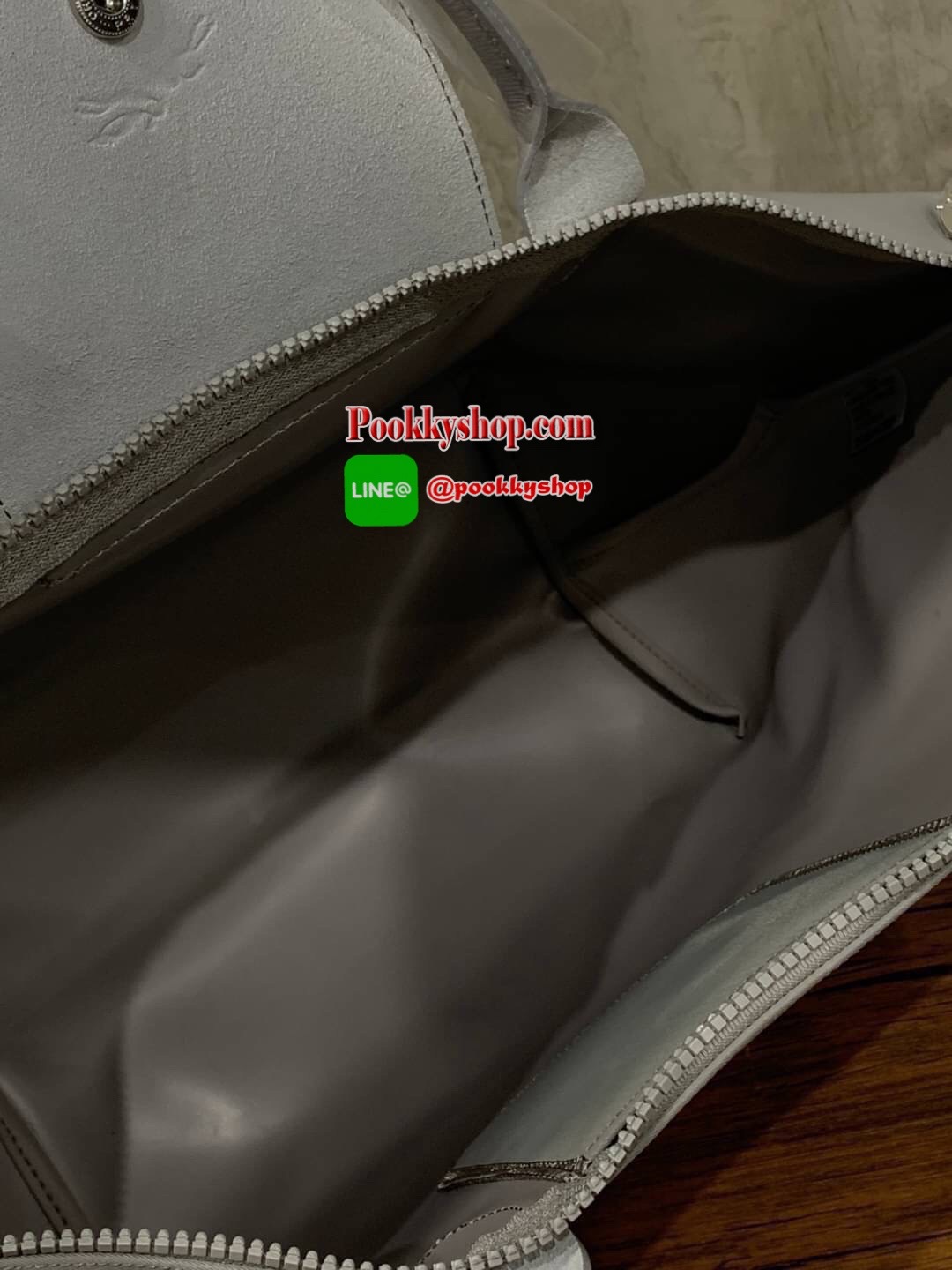 Longchamp Le Pliage Neo Size M มาพบกับกระเป๋ารุ่นยอดนิยม ที่สาวๆ ต้องมีไว้เก็บไว้สักใบ กระเป๋าโท้ทใบนี้ มาพร้อมกับสีที่มีสไตล์เรียบง่าย มีสายสะพายยาวช่วยให้คุณสามารถสะพายไหล่ได้อย่างสบาย ในขณะที่ที่ปิดแบบซิปช่วยให้คุณมั่นใจได้ว่าของด้านในมีความปลอดภัย Le