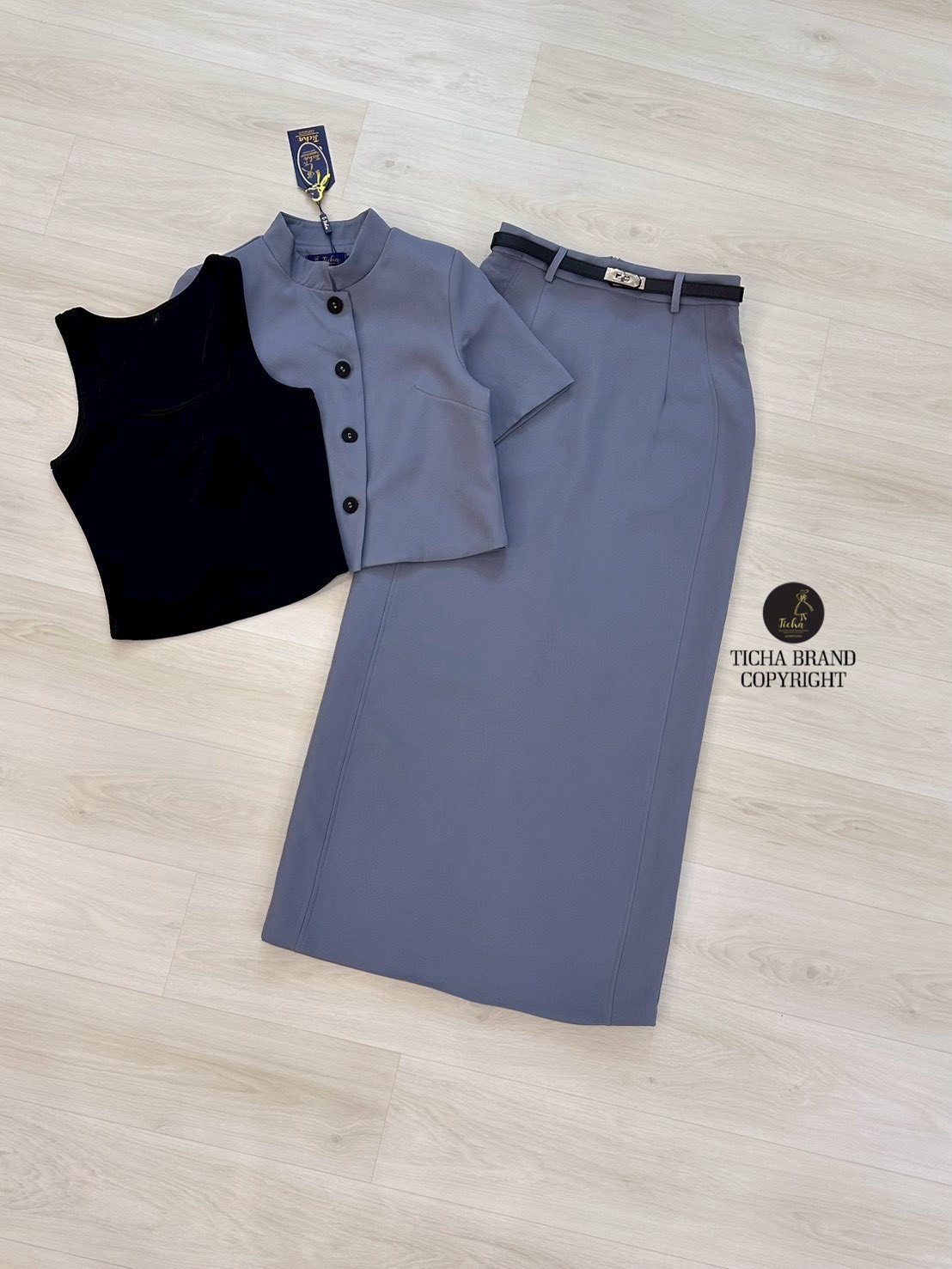 ชุดเซทแฟชั่น Set 4 ชิ้น เสื้อ+เสื้อครอป+กระโปรง+เข็มขัดเสื้อแขนสั้นสีเทา
