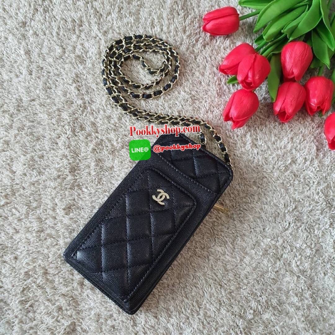 NEW ARRIVAL!! CHANEL VIP GIFT WOC BAG กระเป๋าสตางค์คล้องคอ/ Crossbody ที่กำลังมาแรงมาในตอนนี้ ตัวกระเป๋าเป็นกระเป๋าสตางค์หนังพียูลาย CAVIER อะไหล่ทองทั้งใบ ด้านหน้าใส่ iphone+ ได้ เปิดปิดด้วยกระดุมแม่เหล็ก สามารถใส่บัตรได้อีก4ใบด้านใน พลิกมาด้านหลังมีช่อง