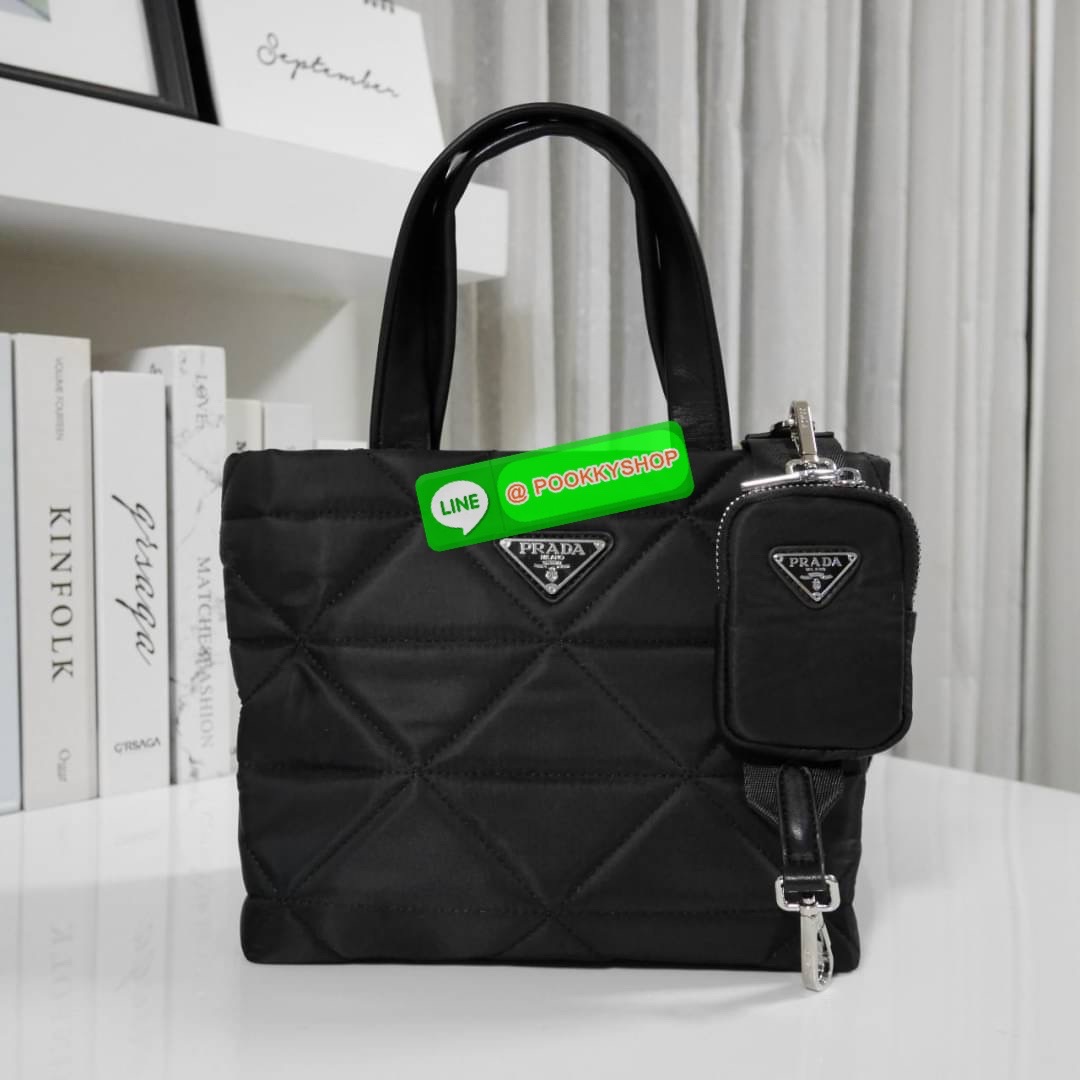 🌟 NEW ARRIVIAL มาใหม่กับกระเป๋าถือ ทรงยอดฮิต จากงานพรีเมี่ยมกิ้ฟจากแบรนด์ PRADA อะไหล่เงินทั้งใบ ตัวกระเป๋าอยู่ทรงสวย ลายตาราง วัสดุทำจากผ้าNylon เปิดปิดด้วยซิป ด้านใน มีช่องซิปช่องแยกและช่องใหญ่ แบ่งเก็บของได้เป็นสัดส่วน ขนาดกพลังดี ใส่ของได้หลาก