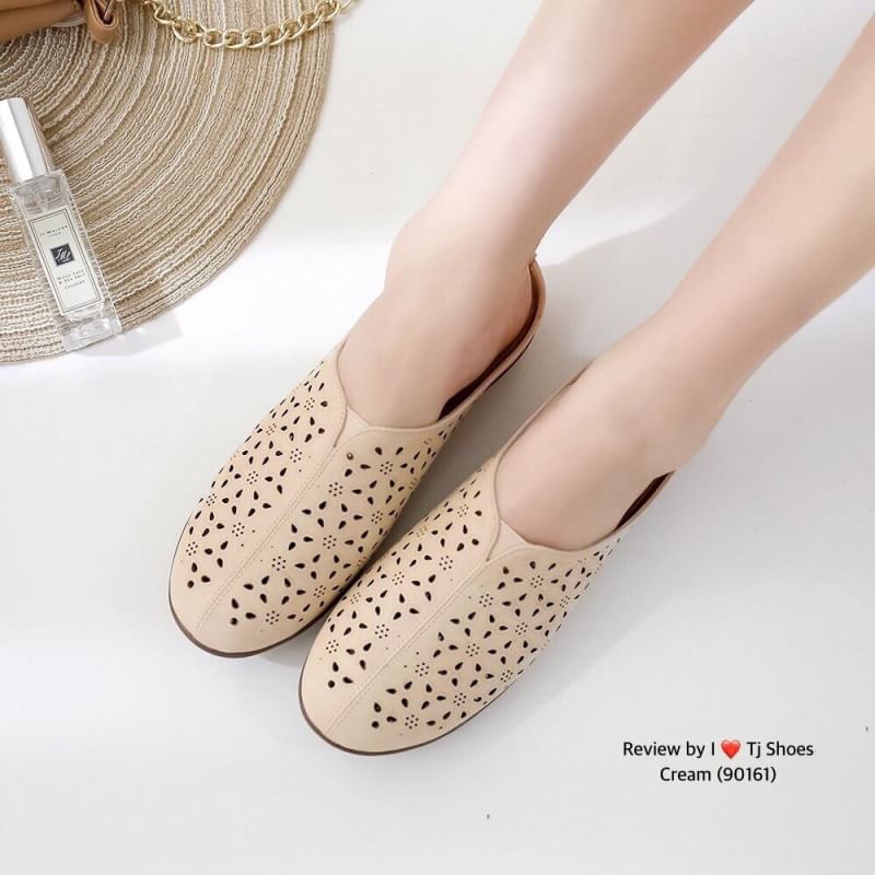 พร้อมส่งรองเท้าเพื่อสุขภาพ ที่ทั่งเกร๋ทั้งน่ารักสุดๆ รองเท้ารุ่นนี้เป็นงานสั่งทำพิเศษ หนังนิ้มนิ่ม ฉลุลายน่ารักๆ มีรูระบายอากาศใส่แล้วเท้าไม่อับ น้ำหนักเบา ใส่นุ่มเดินทั้งวันได้สบายมากๆ ส้นยางเกรดพรีเมี่ยมอย่างดี แมทกับชุดอะไรก็เกร๋ เป็นรุ่นแนะนำ ซื้อไปรั