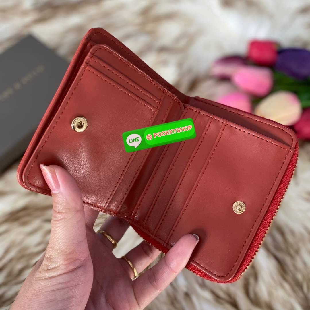 CHARLES & KEITH COMPACT WALLET กระเป๋าตังใบสั้นฟังก์ชันครบ!! ด้านหน้ามีโลโก้แบรนด์ มีช่องซิปใส่เหรียญ เปิดปิดแบบกระดุม ด้านในมีช่องใส่การ์ด 16 ช่อง มีช่องใส่ธนบัตรตามยาว ไม่ต้องพับแบงค์ค่า คุ้มมากๆเลยใบนี้