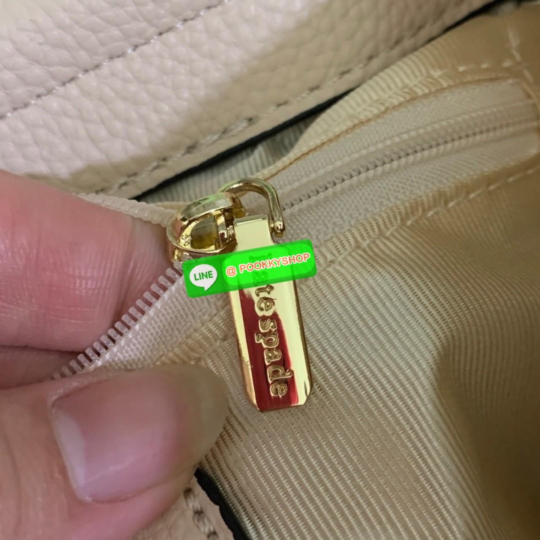 KATE SPADE NEW YORK Sinch Pebbled Leather Medium Flap Backpack กระเป๋าสะพายเป้หนังนิ่มลายหนังสวย ด้านหน้าตกแต่งด้วยชื่อแบรนด์ มีช่องซิปเล็กด้านข้างกระเป๋า 1 ช่อง ช่องใหญ่เปิด-ปิดด้วยตัวรูด ด้านในโล่งกว้างจุของได้เยอะมาก และมีช่องซิปใส่ของจุกจิกค่ะ