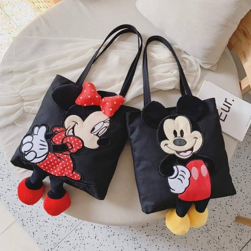 พร้อมส่ง กระเป๋า มิกกี้ มินนี้ น่ารักมากกก กระเป๋าสะพายผ้า ลายมิกกี้เมาว์ & มินนี้เมาท์ สุดน่ารัก ทรงสวย ลายการ์ตูน3มิติสวยหรู ดูแพงมาก น้ำกนักเบา จุของได้เยอะมากๆค่ะ สะพายแบบเก๋ๆ เดินเล่นชิวๆ สาวควรมีติดไว้สักใบนะค่ะ