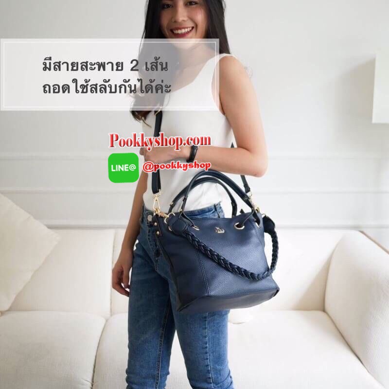 รุ่น Andrea city bag เปิดตัวรุ่นใหม่พร้อมอะไหล่สามแถว สั่งทำพิเศษจากโรงงานเดียวกับแบรนด์ดังระดับโลกเลยค่ะ สุดหรูไม่ลอก มาในทรงสุดสวยเปิดตัวใหม่✔️ มีสายสะพายสองเส้น เส้นแรกคือสายเปีย สะพายแล้วดูน่ารักสุดๆ หรือจะใช้สายสะพายยาวก็คล่องตัว ปากกระเป๋ามีซ