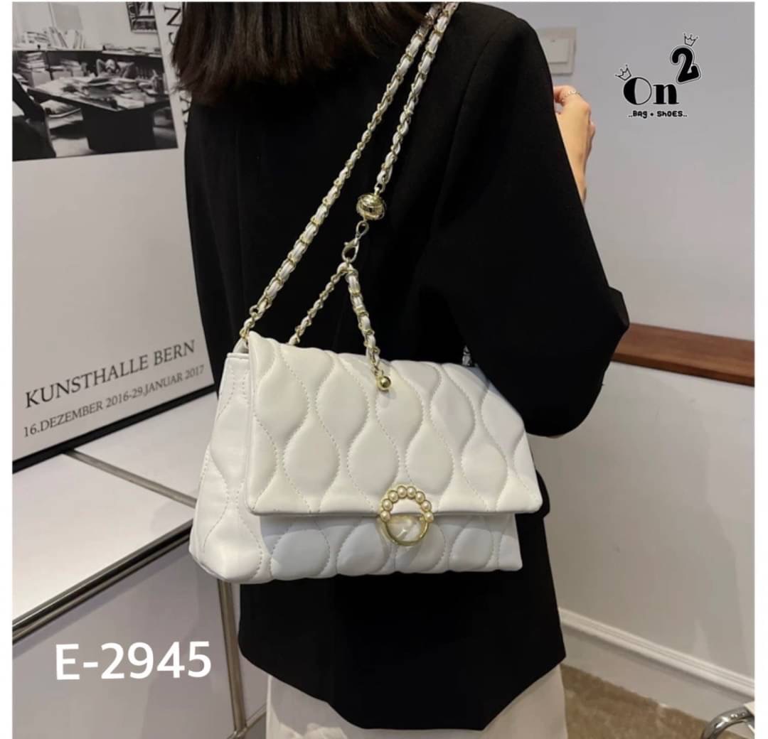 กระเป๋าสะพายมาใหม่ งานสไตล์แบรนด์ เปิดหน้า สายสะพายยาวแบบครอสบอดี้หรือดึงขึ้นสะพายข้างได้ค่ะ