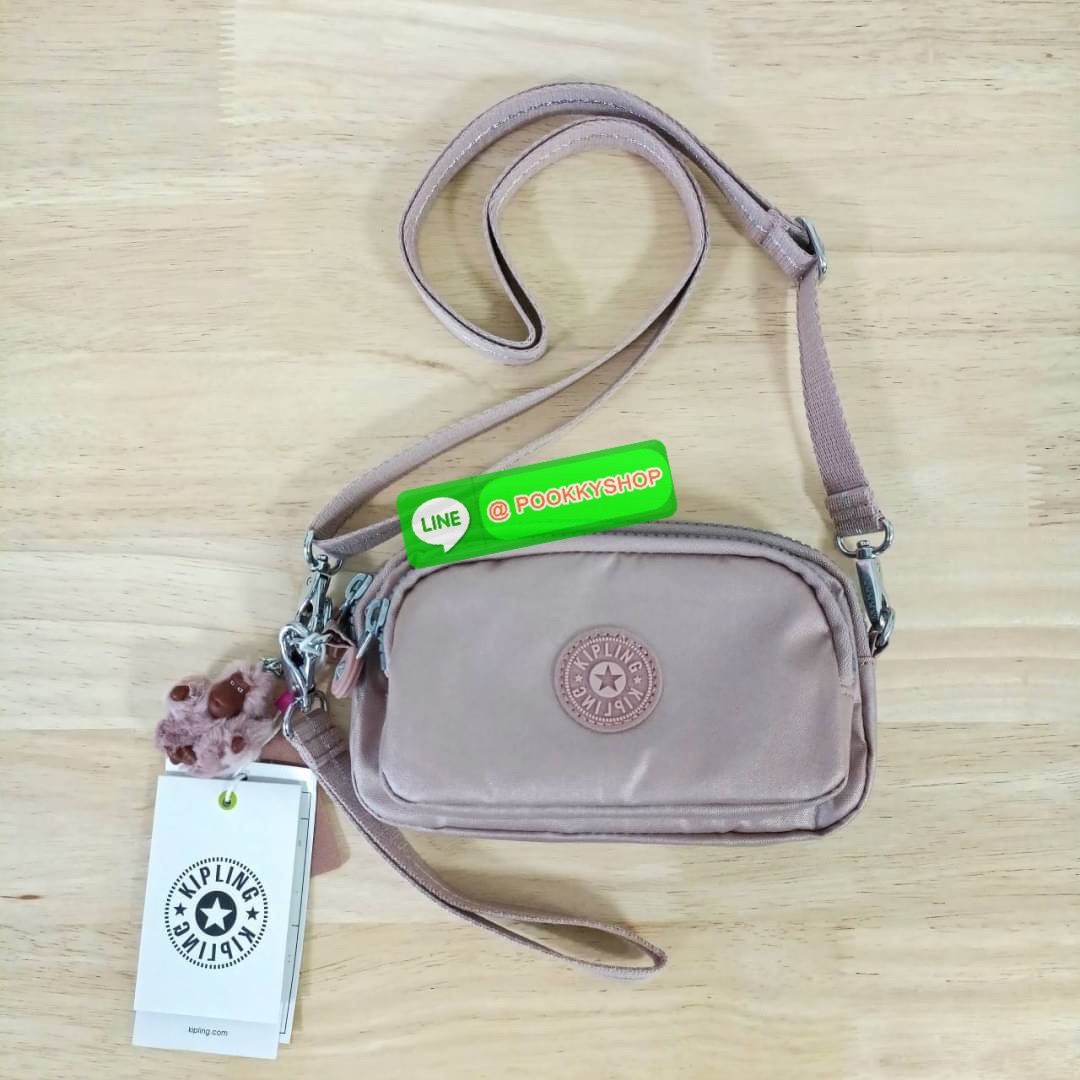 KIPLING Monkey program Seoul up clutch & sling bag รุ่น 2 ซิป (ขนาด 7 นิ้ว) กระเป๋าคล้องมือ หรือ สะพายข้าง ขนาดเล็ก วัสดุ Nylon & Polyester 100% ใช้งานได้ 2 รูปแบบ มีสายสลับเปลี่ยนได้ทั้งแบบคล้องมือ และ สะพายข้าง ตามโอกาสการใช้งาน