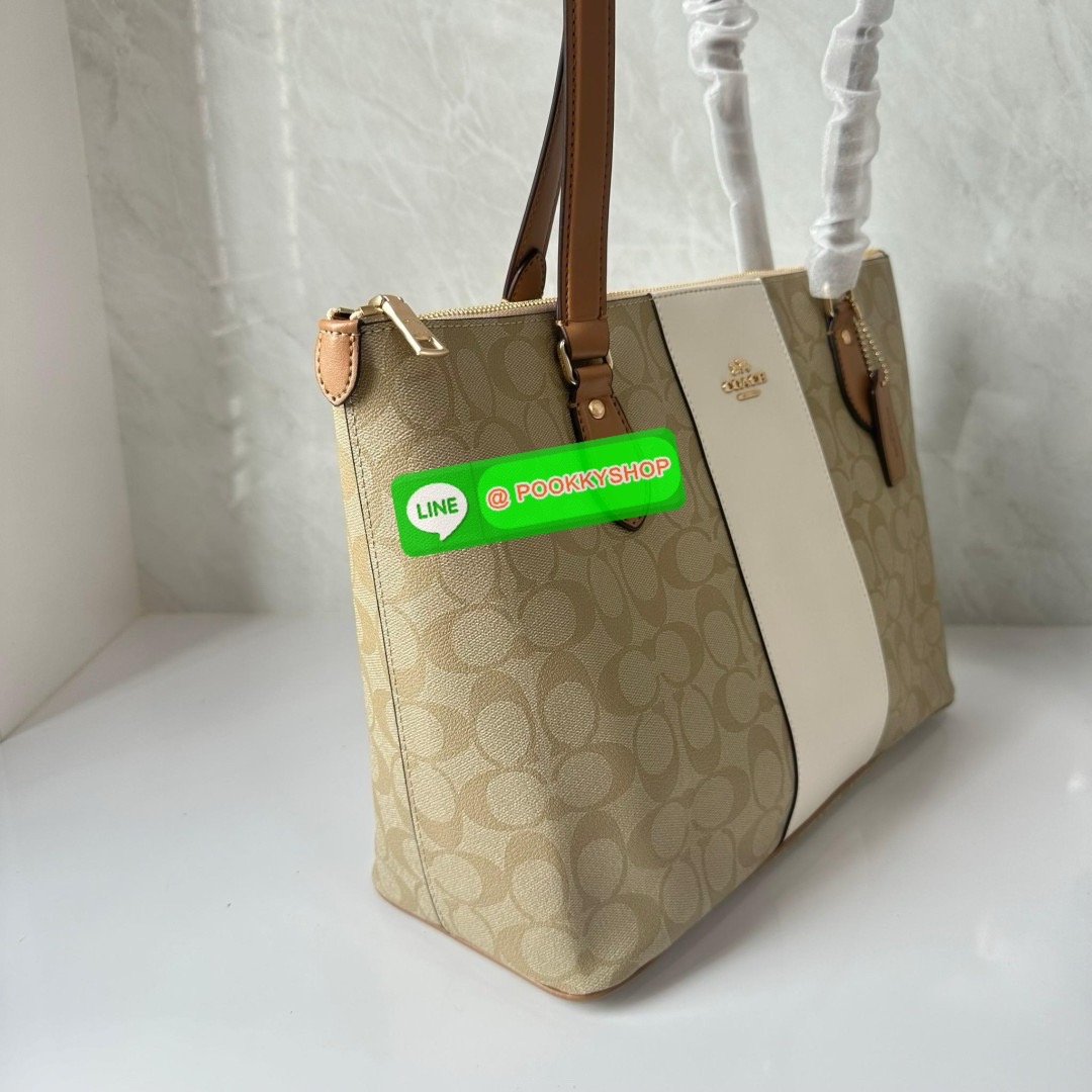 Coach Gallery Tote In Signature Canvas With Stripe (CR121) 🔖กระเป๋าทรงโท้ทใบใหญ่ ทรงช้อปปิ้ง โดดเด่นด้วยหนังตัดแทบด้านหน้า 🔖วัสดุ : หนังแคนวาสตัดหนังแท้ 🔖เปิด-ปิดด้วยซิปด้านบน ภายในโล่ง มีช่องซิป1ช่อง สามารถ ใส่แฟ้มเอกสารได้