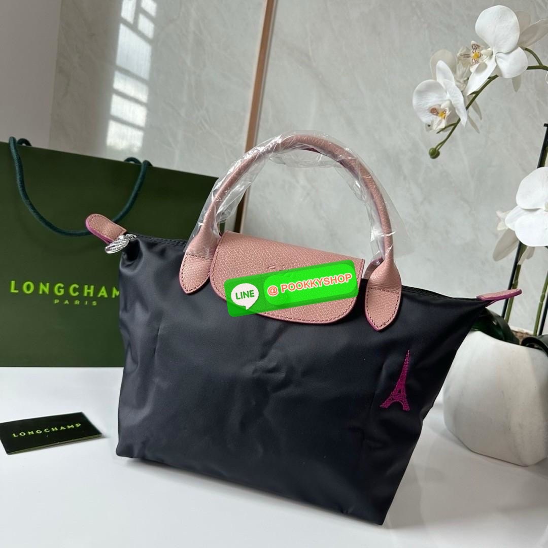 Longchamp Le Pliage Eiffel Tower Tote Bag S 🔖 Collection ใหม่ล่าสุดโดดเด่นด้วยลายปักหอไอเฟลขนาดกระทัดรัดจุของได้เยอะ 🔖วัสดุ : ไนลอนกันน้ำ 🔖เปิด-ปิด ด้วยฝาปิดกระดุมแป๊กมีซิปปิดด้านบน ภายในช่องโล่งกว้างสามารถใส่ iPad ได้ มีช่องแยกด้า