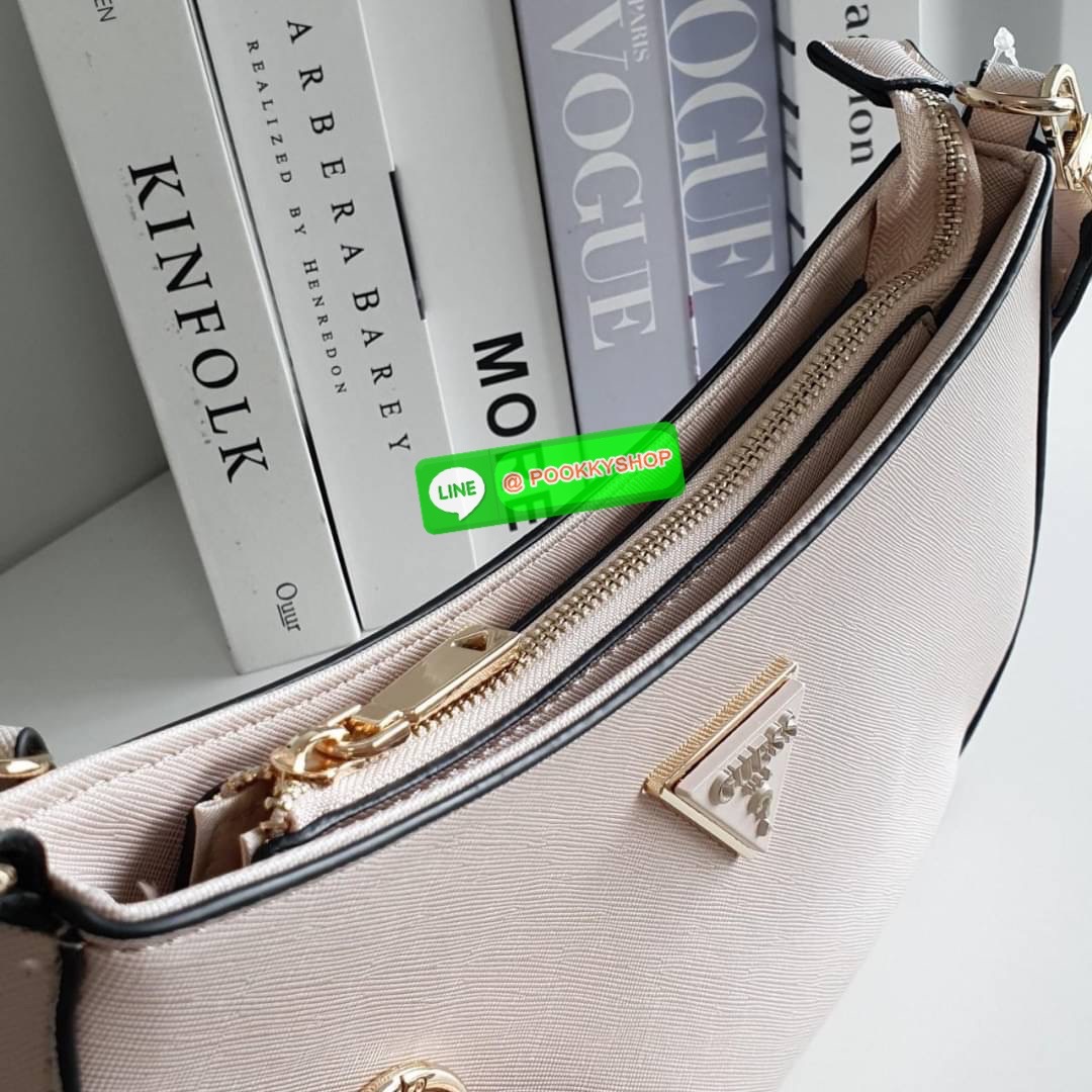 รุ่นใหม่ล่าสุด! GUESS ALEXIE TOP ZIP SHOULDER BAG กระเป๋าทรงยอดฮิต ซื้อ1ได้ถึง2ไอเท็ม วัสดุตัวหนังลาย SAFFIANO สวยหรู เปิดปิดด้วยซิปยาว ด้านในใส่กระเป๋าสตางค์ยาว มือถือได้ทุกรุ่น พร้อมช่องซิปและช่องใส่บัตรแยกให้ เพิ่มความน่ารักด้วย กระเป๋าใส่เหรียญใบเล็กท