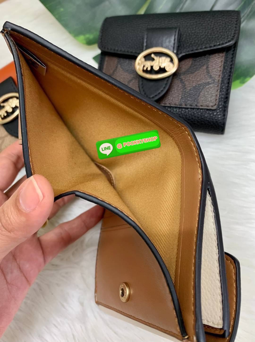 COACHGEORGIE SMALL WALLET IN SIGNATURE ((6791//7250) พร้อมส่ง!! กระเป๋าเงินใบสั้น หนังแท้ชั้นดีค่ะ! 🌈ด้านหน้าสวยหรูด้วยอะไหล่โลโก้แบรนด์ พร้อมเป็นช่องกระดุมสำหรับใส่เหรียญและช่องเสียบบัตรหนึ่งช่องนะคะ