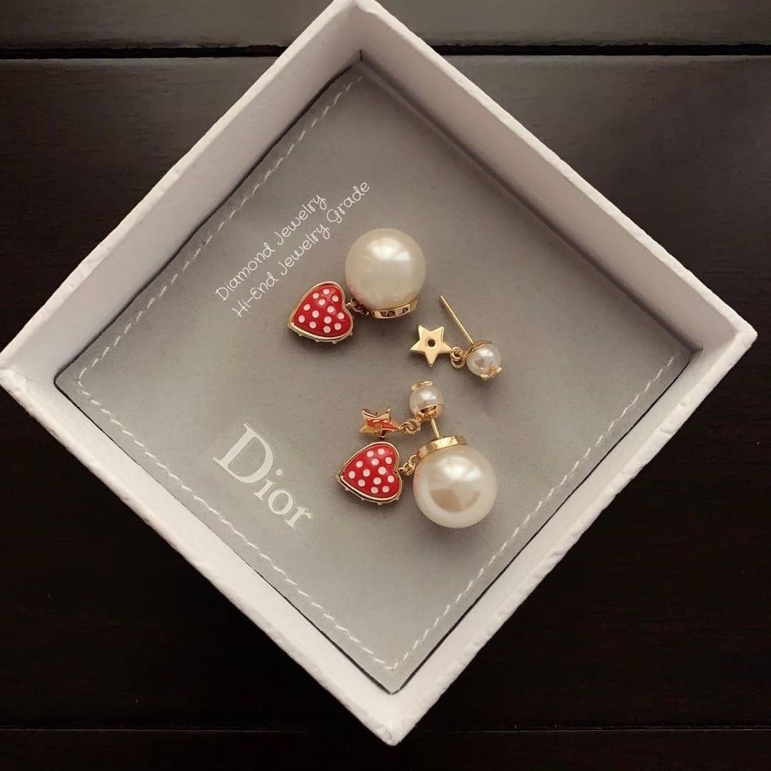 Super Hi-End Quality !!!!! ((เกรด 1:1 ดีที่สุดในท้องตลาด แสตมครบค่ะ)) Dior Tribales Earrings คอลเลคชั่นใหม่ล่าสุดเลยคร่า งาน 1:1 เหมือนในช็อปเป๊ะๆ ต่างหูดิออรุ่นใหม่ ล่าสุดชนช็อป ดีไซน์สวยมากๆค่ะ ประดับอะไหล่ทองเงาอย่างดี งานสวยไร้ที่ติดนะคะ สาวกดิออต้องไ
