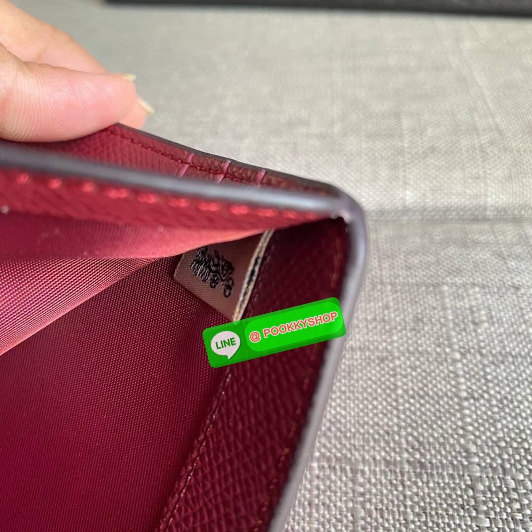 COACH 6390 MEDIUM CORNER ZIP WALLET กระเป๋าสตางค์ใบกลาง สีพื้นเรียบหรู วัสดุcrossgrain ภายในมีช่องใส่บัตรและธนบัตรได้ทุกชนิด มีช่องซิปใส่เหรียญ ขนาดกะทัดรัดพกพาง่าย คนชอบจัดระเบียบกระเป๋าสตางค์แนะนำเลยจ้า