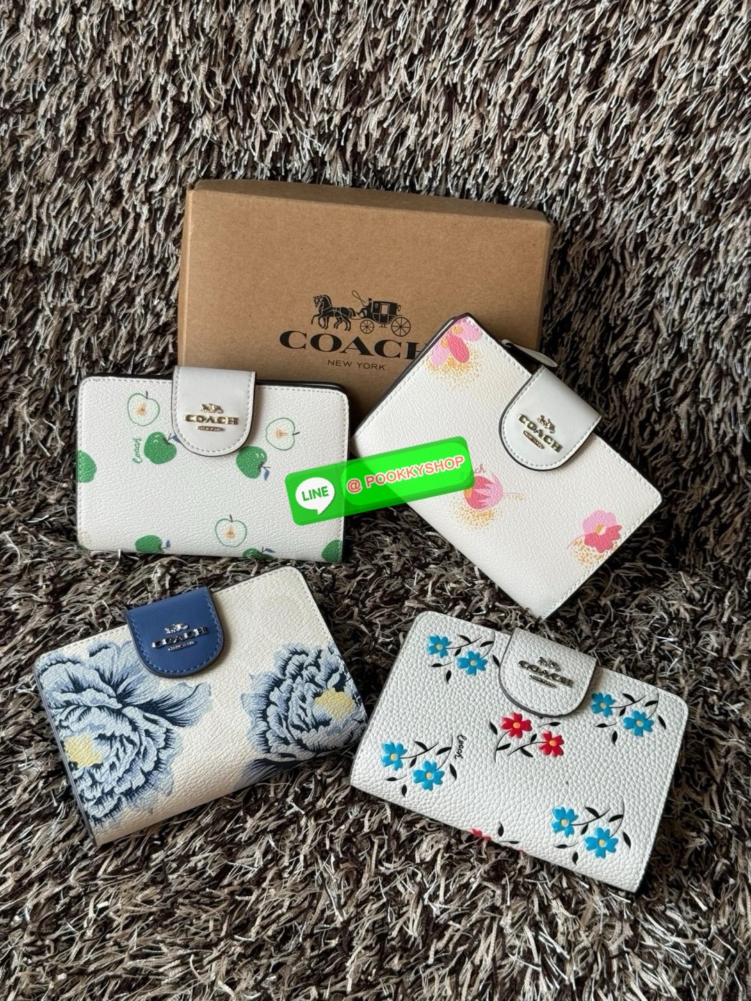 COACH MEDIUM CORNER ZIP WALLET IN SIGNATURE CANVAS กระเป๋าสตางค์ขนาดกลางที่ถือว่าเป็นไอเทม Must Have ของทุกเพศทุกวัยที่ต้องพกติดตัวไว้ตลอดเวลา เพราะนอกจากจะช่วยจัดเก็บเงิน บัตรประชาชน บัตรเครดิตและต่าง ๆ ให้เป็นระเบียบเรียบร้อยยังต้องคำนึงถึงประโยชน์ใช้สอ