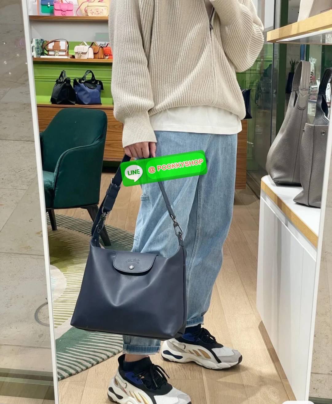 LONGCHAM LE PLIAGE XTRA Hobo bag M กระเป๋าสะพายไหล่ HOBO ออกแบบเพื่อให้ดูเรียบหรูหรา มีความสง่า รูปทรงเก๋ไก๋ วัสดุหนังแกะนิ่มมือ สายสะพายไหล่ปรับระดับได้และถอดออกถือได้ เปิด- ปิด ด้วย ซิป ภายใน ช่องโล่งกว้าง มีช่องซิปแยก ใบใหญ่สามารถใส่ของได้เยอะคะ