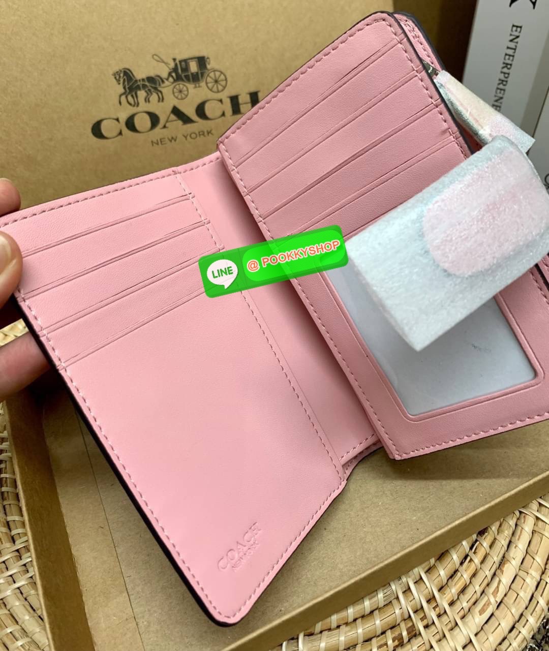 COACH MEDIUM CORNER ZIP WALLET WITH DANDELION FLORAL PRINT ((2855)) พร้อมส่งความสวย แถมความหมายดีด้วยค่ะ! กระเป๋าเงินใบกลาง ลายดอก Dandeloin ทั้งใบสวยงามมากๆนะคะ มีช่องใส่ธนบัตรหนึ่งช่อง;ช่องใส่บัตรได้ถึง10ช่อง;และช่องซิปสำหรับใส่เหรียญอีกหนึ่งช่องค่ะ &#x