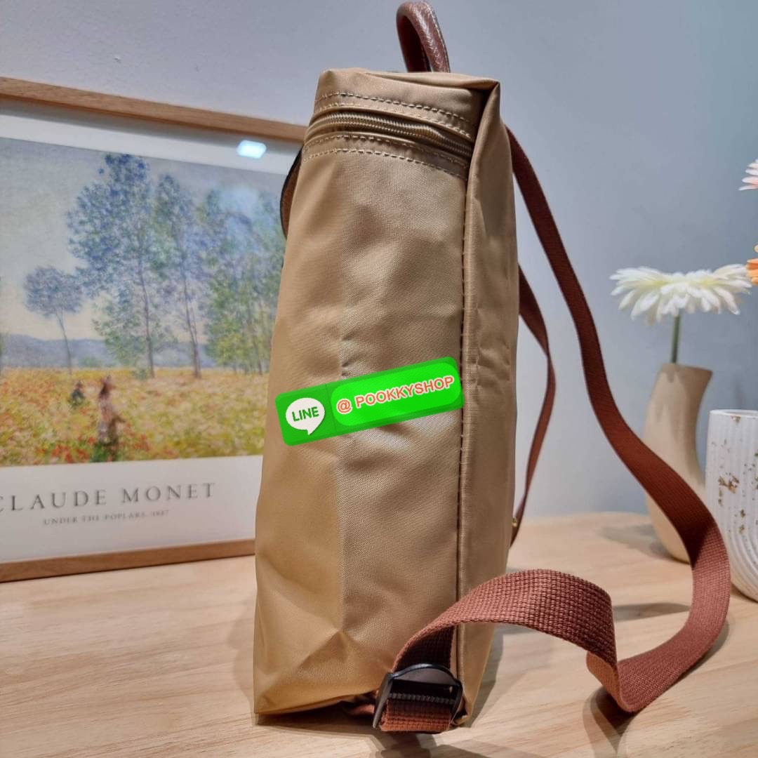 Longchamp le pliage original backpack 🔆 Details สวยคลาสสิคต้องไม่พลาด กับกระเป๋าสะพายทรงเป้ ขนาดกำลังดี น้ำหนักเบา ดีไซน์เรียบง่าย แต่ดูแพง ปากกระเป๋าออกแบบให้มีฝาปิดและซิปแน่นหนา สายสะพายสามารถปรับใช้ตามชอบ ภายในโล่งกว้าง จุของได้สบายๆ พกพาไปไหนก