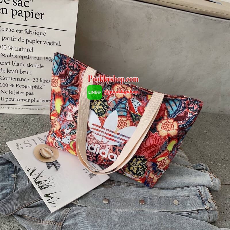 Adidas Farm Handbag กระเป๋าทรง shopper สำหรับผู้หญิงที่ออกแบบมาเพื่อให้คุณพกพาอุปกรณ์ออกกำลังกายไปทุกที่ได้สะดวก สะพายไปเรียนก็ดูดี น้ำหนักเบา ด้านในมีช่องใส่ของเยอะเป็นพิเศษพร้อมซิปปิดสำหรับใส่ของชิ้นเล็ก ๆ ทำจากผ้าตกแต่งลูกเล่นบนพื้นผิวและดีเทลลายผ้าสไต