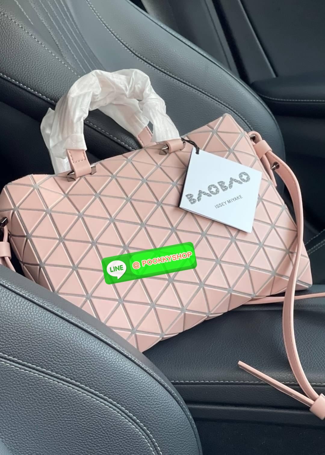 *Small BAO BAO ISSEY MIYAKE TONNEAU เป็น ซีรีย์ที่มีเอกลักษณ์เฉพาะตัว ด้วยแผ่นสามเหลี่ยมที่มีสัญลักษณ์เท่ากันทุกด้าน และยังผสมผสานงานดีไซน์ อันสง่างามเท่ากับฟังก์ชั่น การใช้งานสุดพิเศษ โดยมีจุดเด่นที่ซิปด้านบน สำหรับเปิดปิดและมีสายสะพายไหล่ ที่สามารถถอดออ