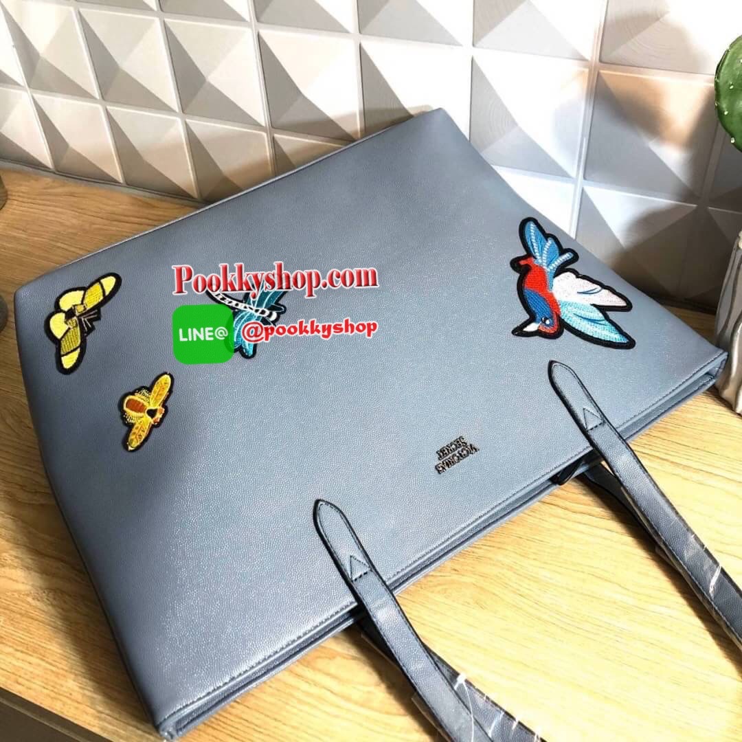 Victoria’s Secret Tote Bag 2019 กระเป๋าถือหรือสะพายลายหนังคาเวียร์ สวยด้านหน้าประดับด้วยโลโก้ ตัวกระเป๋าแต่งด้วยลายปักสวยเก๋ ปากกระเป๋าเปิดปิดด้วยซิปสะดวกใช้ ภายในมีช่องโล่งและช่องเล็กไว้แบ่งเก็บของ ใส่หนังสือ เอกสาร A4 Notebook ipad กระเป๋าสตางค์ ของใช้ไ