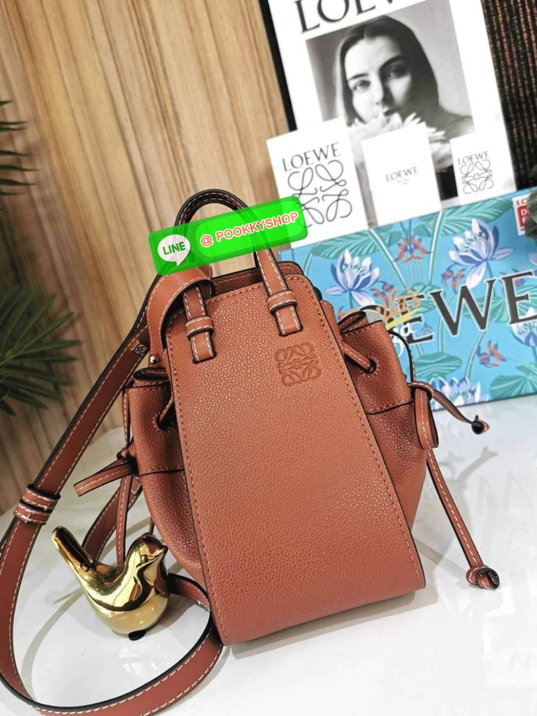 ✴️ห้ามพลาด!✴️LOEWE HANDLE & SHOULDER BAG GIFT WITH PURCHASE (GWP) กระเป๋าถือหรือสะพายหนังแท้พรีเมี่ยมกิ๊ฟ Limited จาก LOEWE PERFUME DUTYFREE รุ่น Rare items สุดๆวัสดุหนังแท้ Calfskin หนังสวยดีไซน์คงเอกลักษณ์แบรนด์ สามารถปรับใช้ได้หลายทรงด้าน