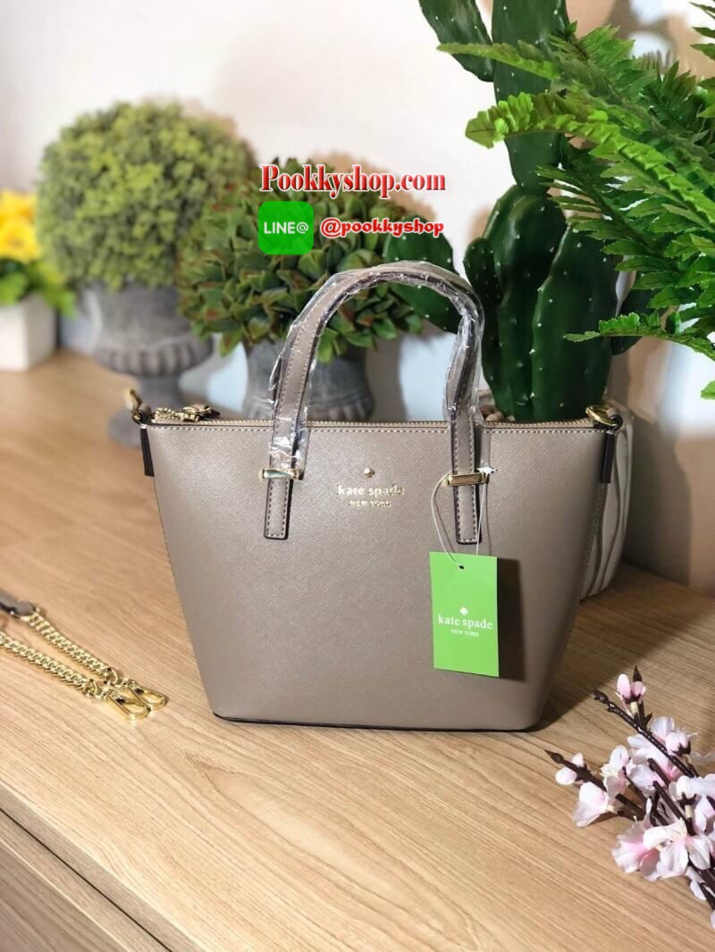 Kate Spade Cedar Street Mini Harmony Crossbody Small Handbag กระเป๋าสะพายใบเล็กสุดน่ารัก วัสดุหนัง Saffiano สวยหรูอยู่ทรงสไตล์ น่ารักไม่ซ้ำใคร ด้านหน้าประดับโลโก้สีทองสวย ภายในมีช่องซิปและช่องเล็ก สามารถใส่ ipad mini กระเป๋าสตางค์ใบยาวของใช้ได้จุกจิกได้เย