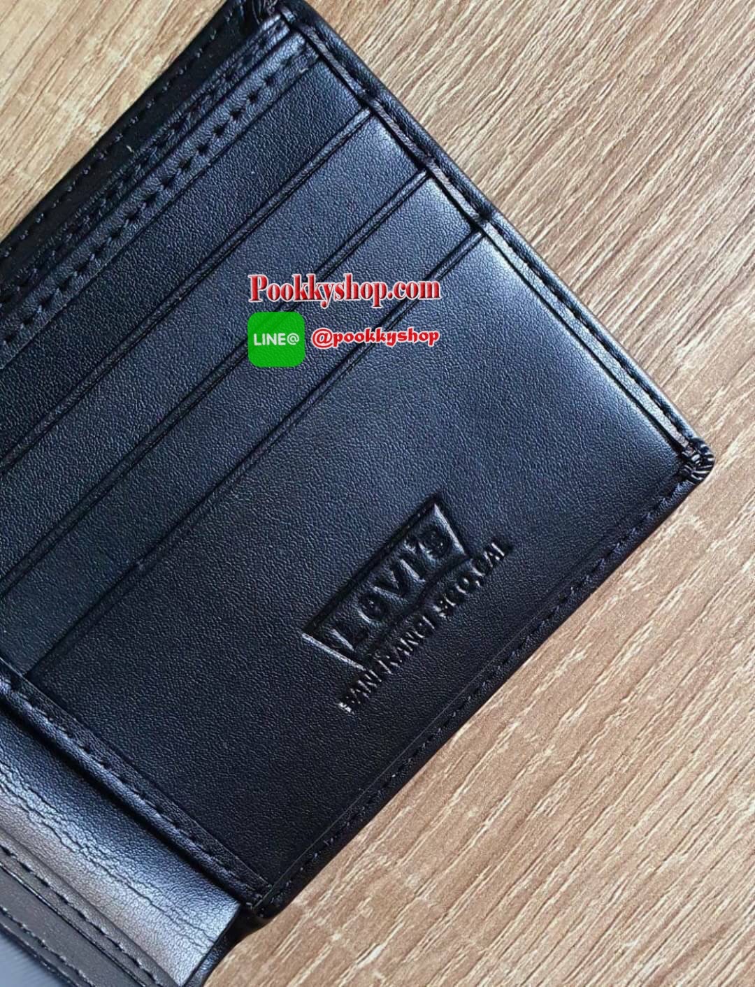 LEVI'S WALLET กระเป๋าสตางค์ทรงสั้นสำหรับคุณผู้ชาย แบบพับสองตอน วัสดุหนังคุณภาพดี ด้านหน้าปั้มโลโก้แบรนด์ ภายในมีช่องใส่ธนบัตรแยกเป็นสัดส่วน ตัวจริงสวยน่าใช้มากค่า
